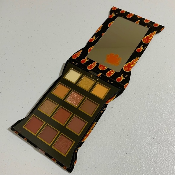 Taste Beauty x Flamin’ Hot Crunchy Cheetos Eyeshadow Palette & Brush Set-New - Picture 7 of 9